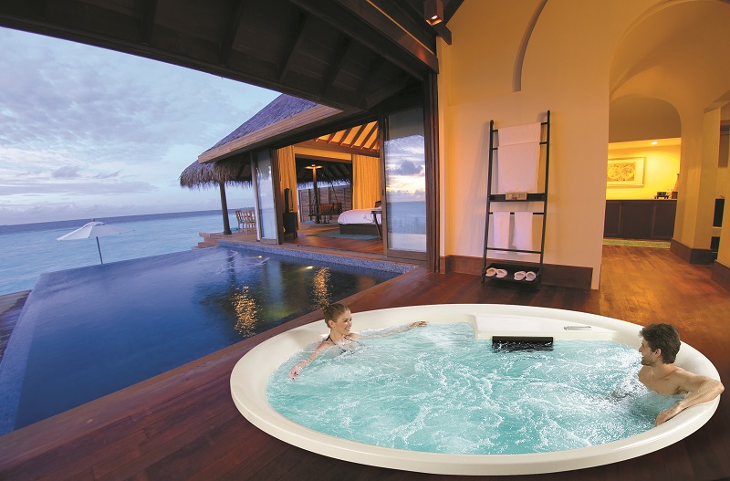 Bể bơi jacuzzi hiện đại khẳng định đẳng cấp gia chủ