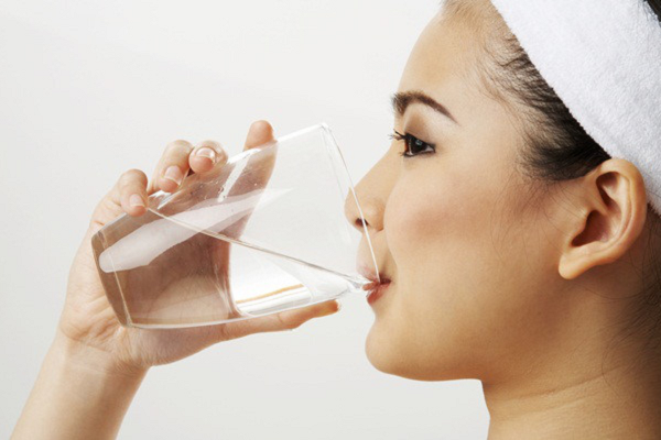 Uống nước ấm sau khi xông hơi