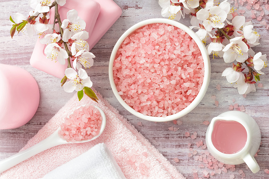 Ngâm mình cùng muối tắm hoặc thảo dược thiên nhiên Ngâm mình cùng muối tắm hoặc thảo dược thiên nhiên