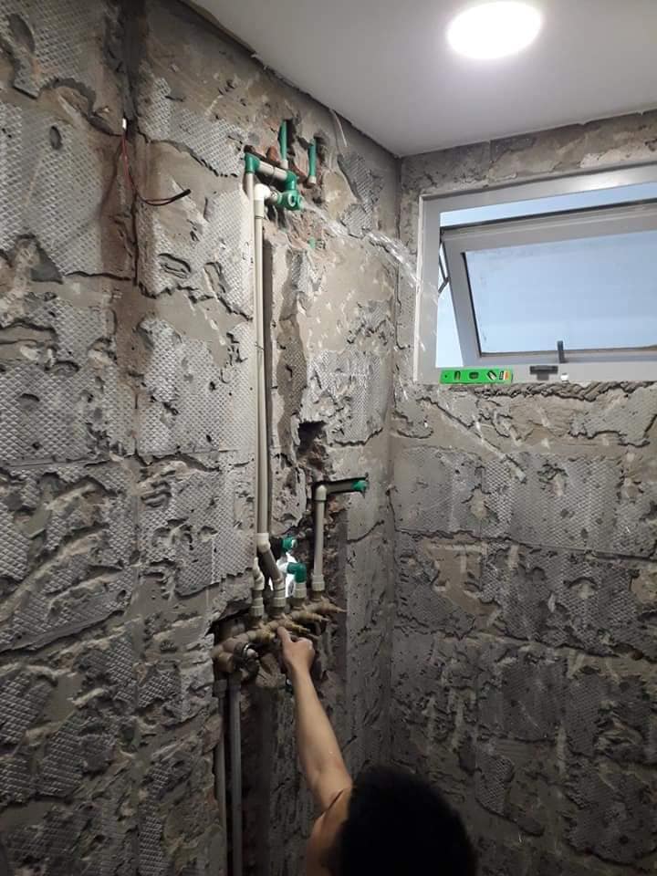 Tiến hành đục tường Tiến hành đục tường