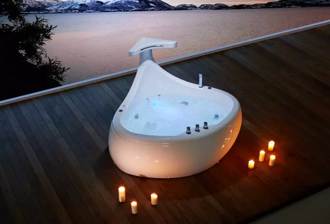Thêm một thiết kế khác lạ cho phòng tắm: bồn tắm thác nước.
