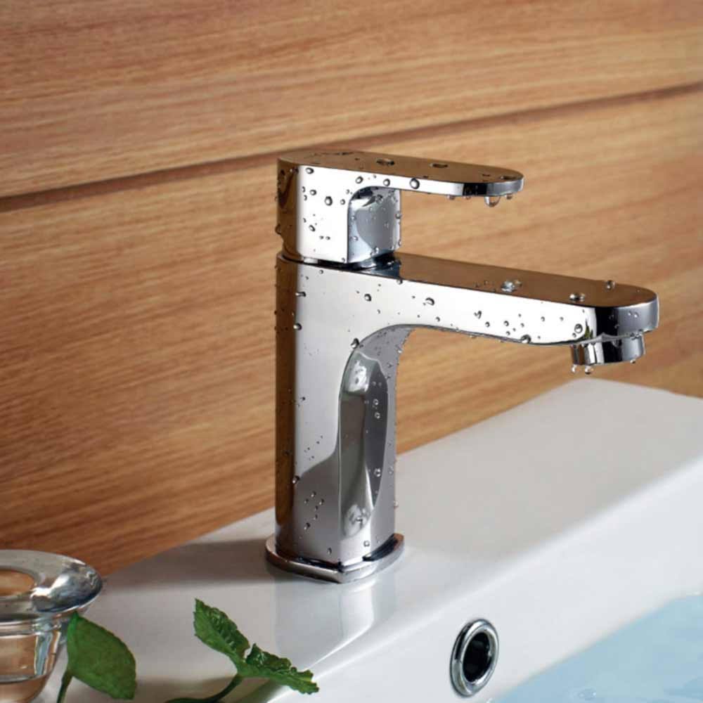 Chậu rửa mặt trong phòng tắm khách sạn cần đơn giản