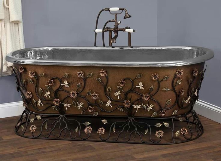 Một chiếc bồn tắm với các hoa văn trang trí bằng kim loại chắc chắn sẽ là một điểm nhấn cực độc đáo và hiếm thấy trong các phòng tắm thông thường.
