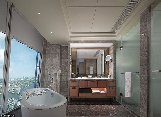 Phòng tắm ở tòa nhà chọc trời The Shard tại London, Anh.