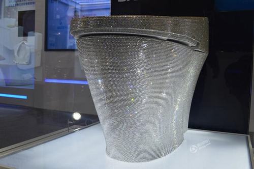 Bồn cầu Swarovski qua nhiều góc nhìn