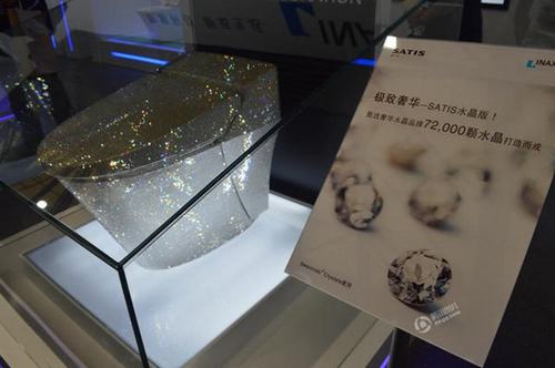 Bồn cầu Swarovski được trưng bày