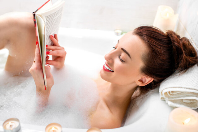 Đọc một cuốn sách mà bạn yêu thích và thư giãn tắm bồn
