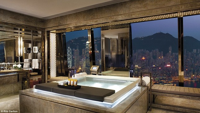 Phòng tắm của khách sạn Ritz Carlton ở Hồng Kông với mức giá "khủng" 3.165 bảng Anh dành cho một người/đêm.