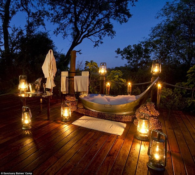 Phòng tắm tại Sanctuary Baines’ Camp ở Botswana giúp khách du lịch thực sự được thư giãn khi ngắm nhìn bầu trời sao tuyệt đẹp vào buổi đêm.