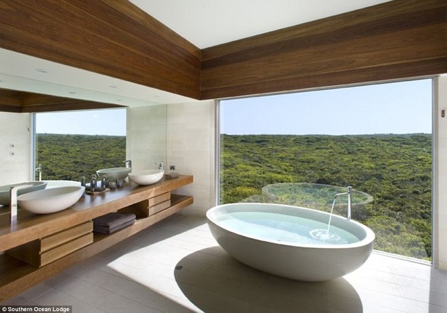 Bồn tắm ở khách sạn Southern Ocean Lodge tại đảo Kangaroo, Australia với quang cảnh hùng vĩ là một trải nghiệm thực sự tuyệt vời.