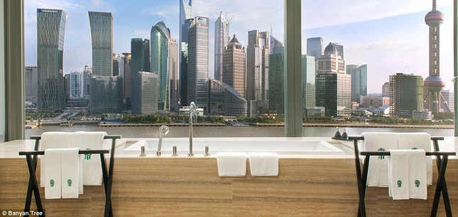 Khách sạn Banyan Tree ở Thượng Hải, Trung Quốc, bạn có thể ngắm cả một thành phố lẫn dòng sông khi đang tắm.