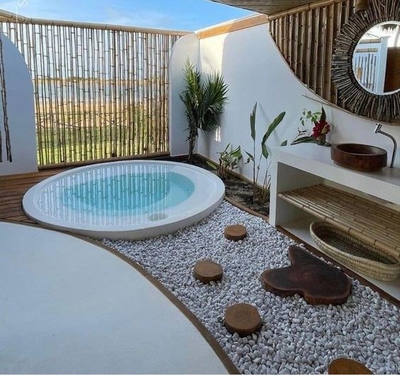 Phòng Tắm Farmstay Ẩn Hiện Qua Những Khe Hở Của Vách Tre
