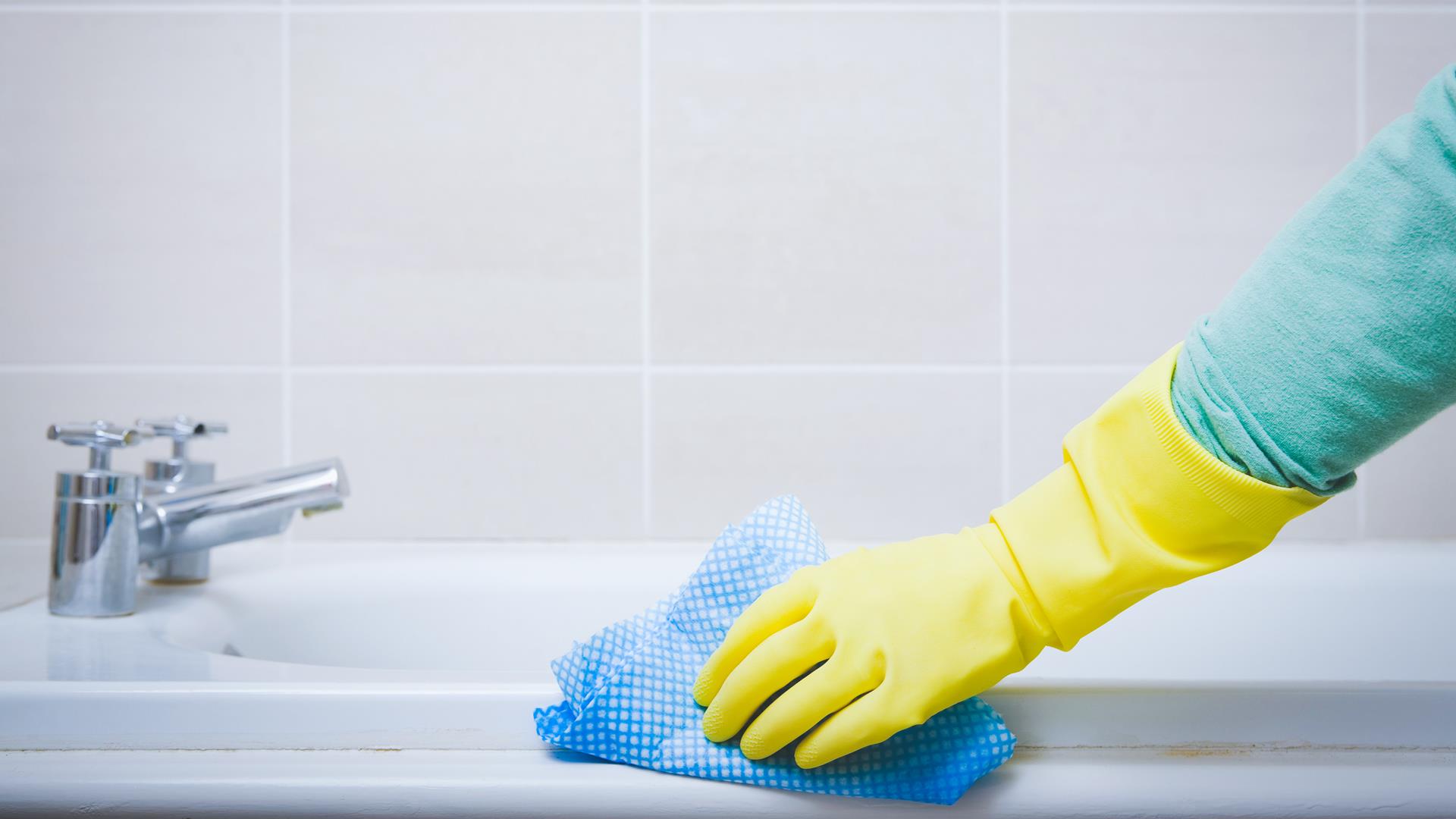 Làm sạch bồn tắm trước khi tắm