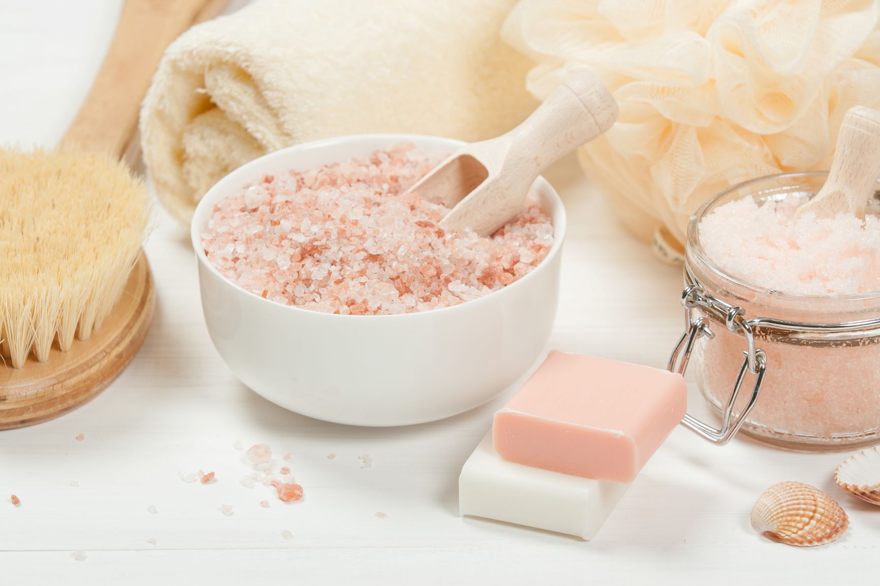 Sử dụng muối tắm tẩy da chết cơ thể