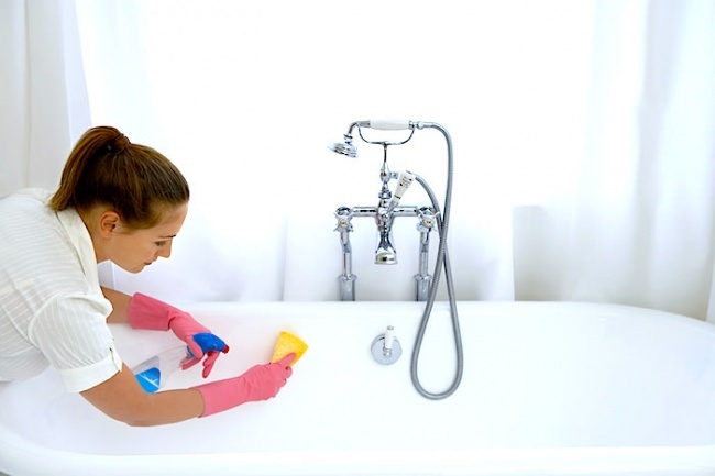 Bồn tắm bị ố? 4 Cách dễ dàng để làm sạch bồn tắm