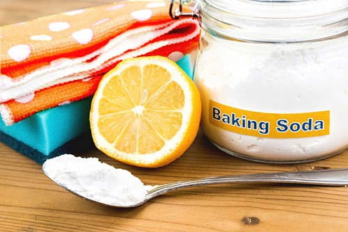 Cách tẩy vết ố trên mặt kính lâu ngày bằng backing soda