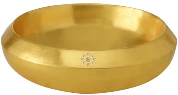 chiếc chậu rửa xa xỉ này còn được phủ bên ngoài lớp vàng 24k