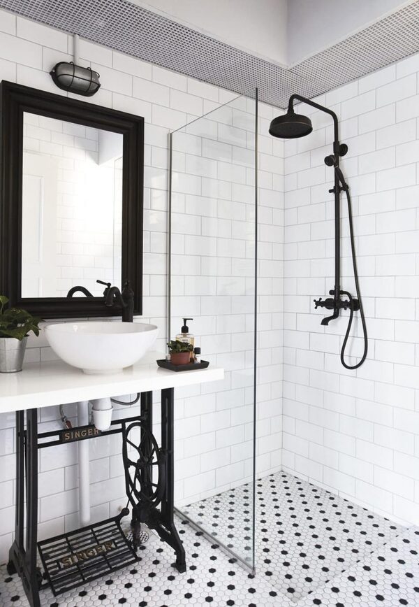 nhà tắm đẹp với diện tích nhỏ sang trọng được thiết kế với bồn cầu treo tường và bồn tắm nằm