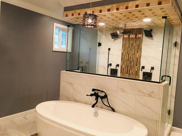 thiết kế nhà vệ sinh nhỏ đẹp với phòng tắm kính tiện nghi