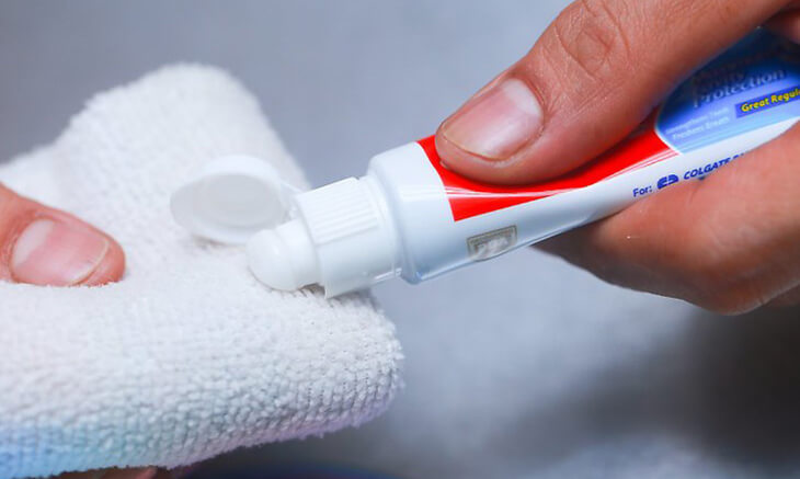 Cách lau kính sạch bằng kem đánh răng