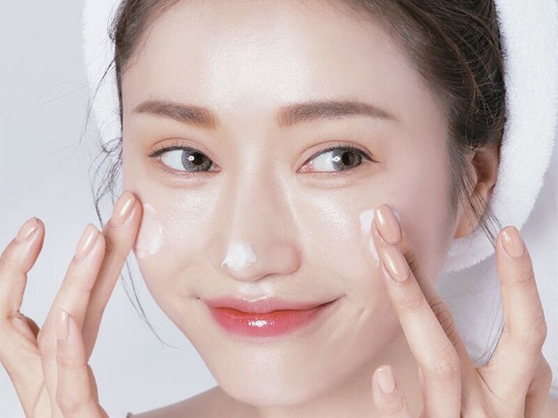 Bôi kem dưỡng để khóa ẩm da