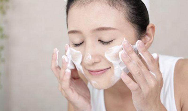 Rửa mặt sạch bằng sữa rửa mặt