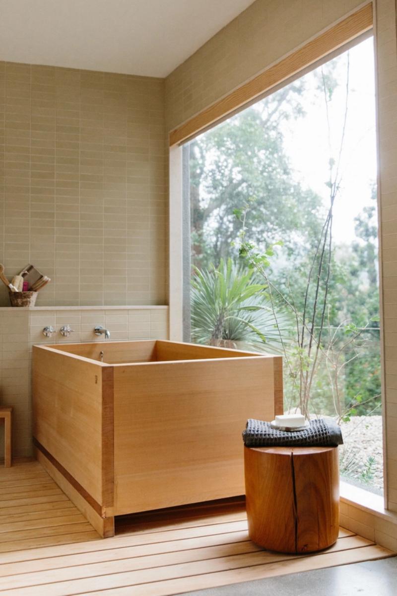 Mẫu bồn tắm nhỏ được lấy cảm hứng từ phong cách Nhật Bản rất thích hợp cho những gia đình không mấy rộng rãi.