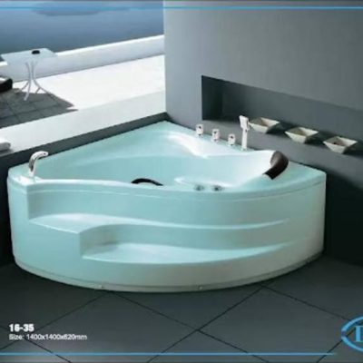 Bồn tắm góc với thiết kế bậc thang đi lên, khá là độc đáo mới mẻ giúp người tắm có thêm nhiều trải nghiệm.