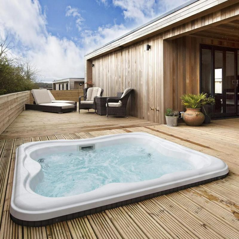 Bồn tắm jacuzzi âm sàn sang trọng, hiện đại