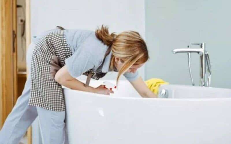 Những lưu ý khi vệ sinh bồn sục massage