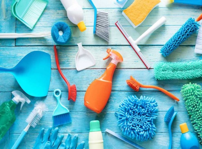 Chuẩn bị dụng cụ vệ sinh cần thiết