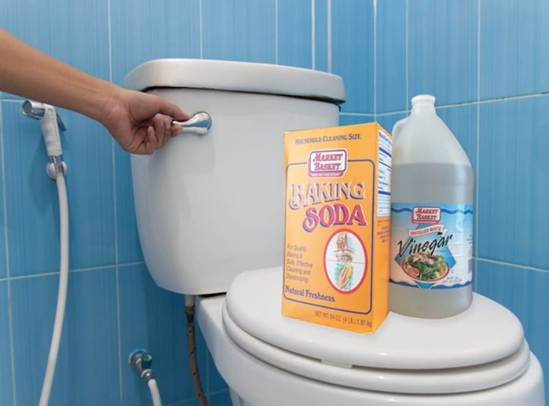 Thông tắc bồn cầu bằng Baking soda, giấm và nước nóng