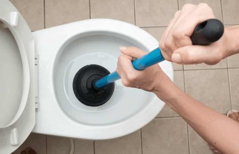 Thông tắc bồn cầu bằng pittong
