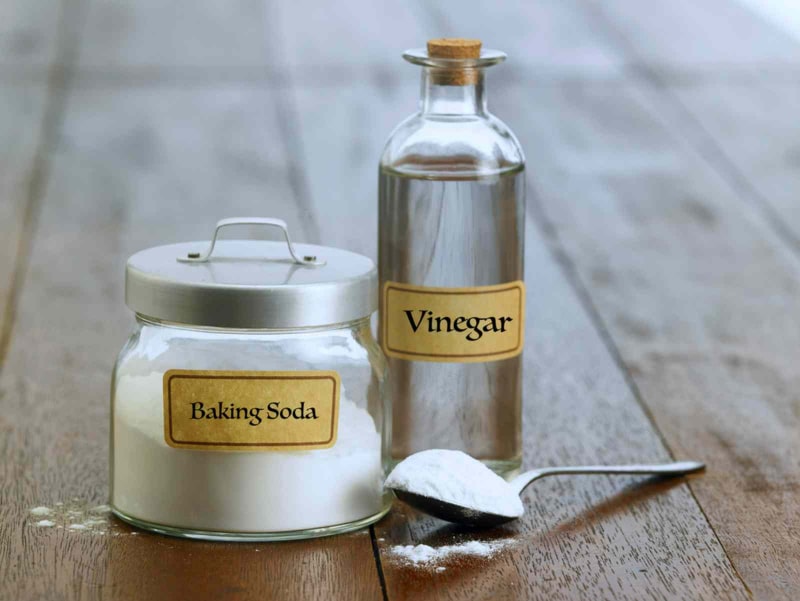 Dùng baking soda và giấm