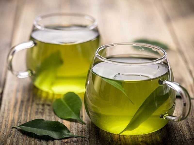 Tẩy vết ố vàng trên tường nhà tắm bằng nước trà xanh