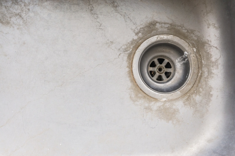 Những nguyên nhân phổ biến làm lavabo bị ố vàng