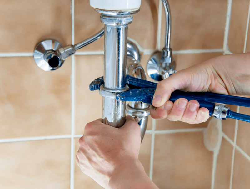 Siết chặt các mối nối xi phông vào ống nước thải
