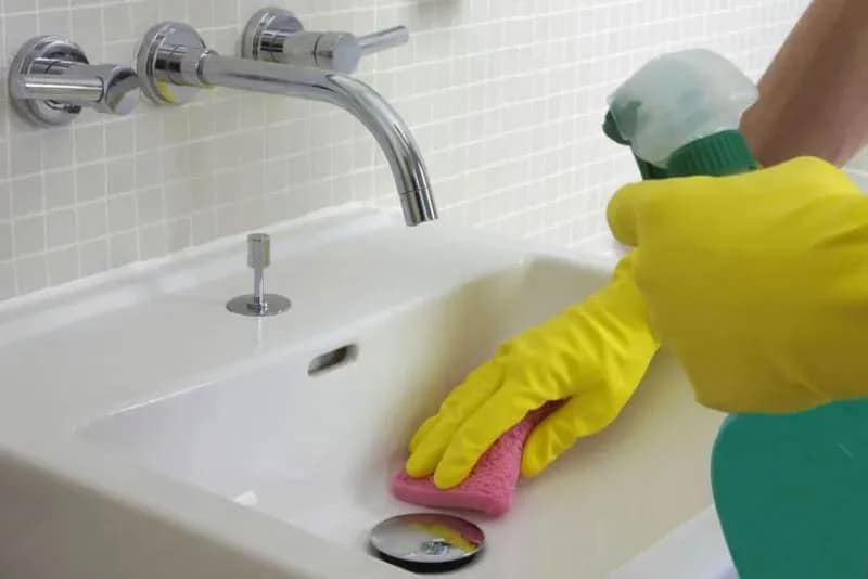 Vệ sinh lavabo bằng dung dịch chuyên dụng