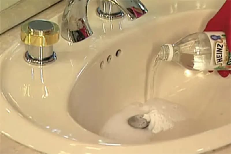 Cách thông tắc lavabo bằng baking soda và giấm ăn