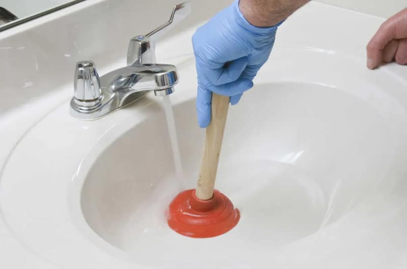 Thông tắc lavabo bằng pittong