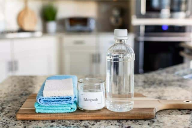 Sử dụng baking soda và giấm trắng