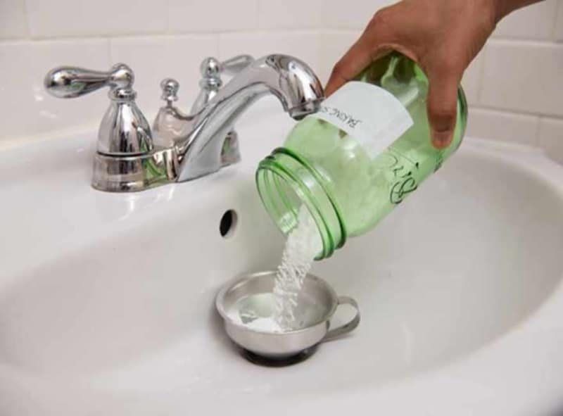 Dùng hóa chất chuyên dụng để thông tắc lavabo