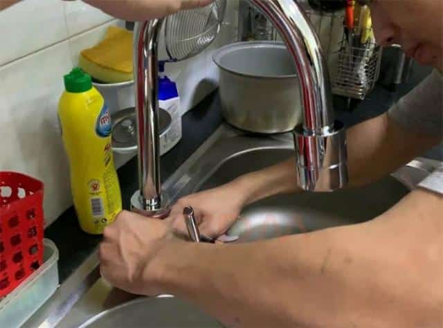 Sử dụng nước rửa chén và nước ấm
