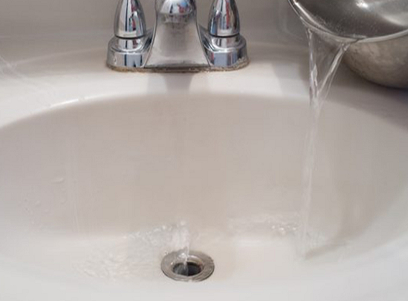 Xử lý tắc nghẽn bồn rửa mặt bằng nước sôi