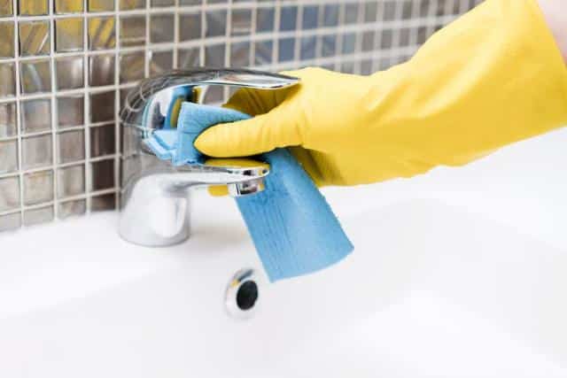 Vệ sinh vòi lavabo bằng giấm trắng