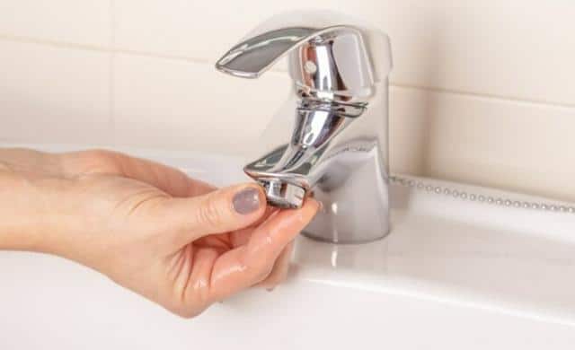 Vòi lavabo sạch bóng