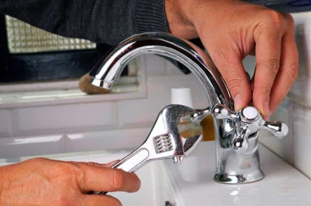 Chuẩn bị dụng cụ lắp vòi lavabo