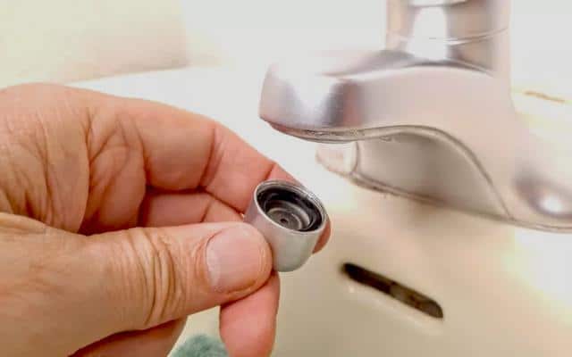 Kiểm tra đầu nối ren và ống cấp nước