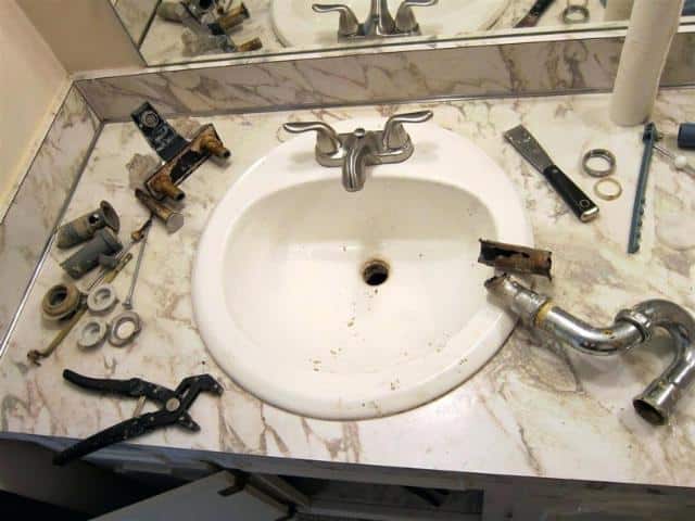 Vòi lavabo bị gỉ sét
