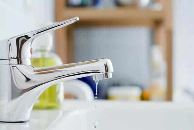 Vòi lavabo bị rỉ nước